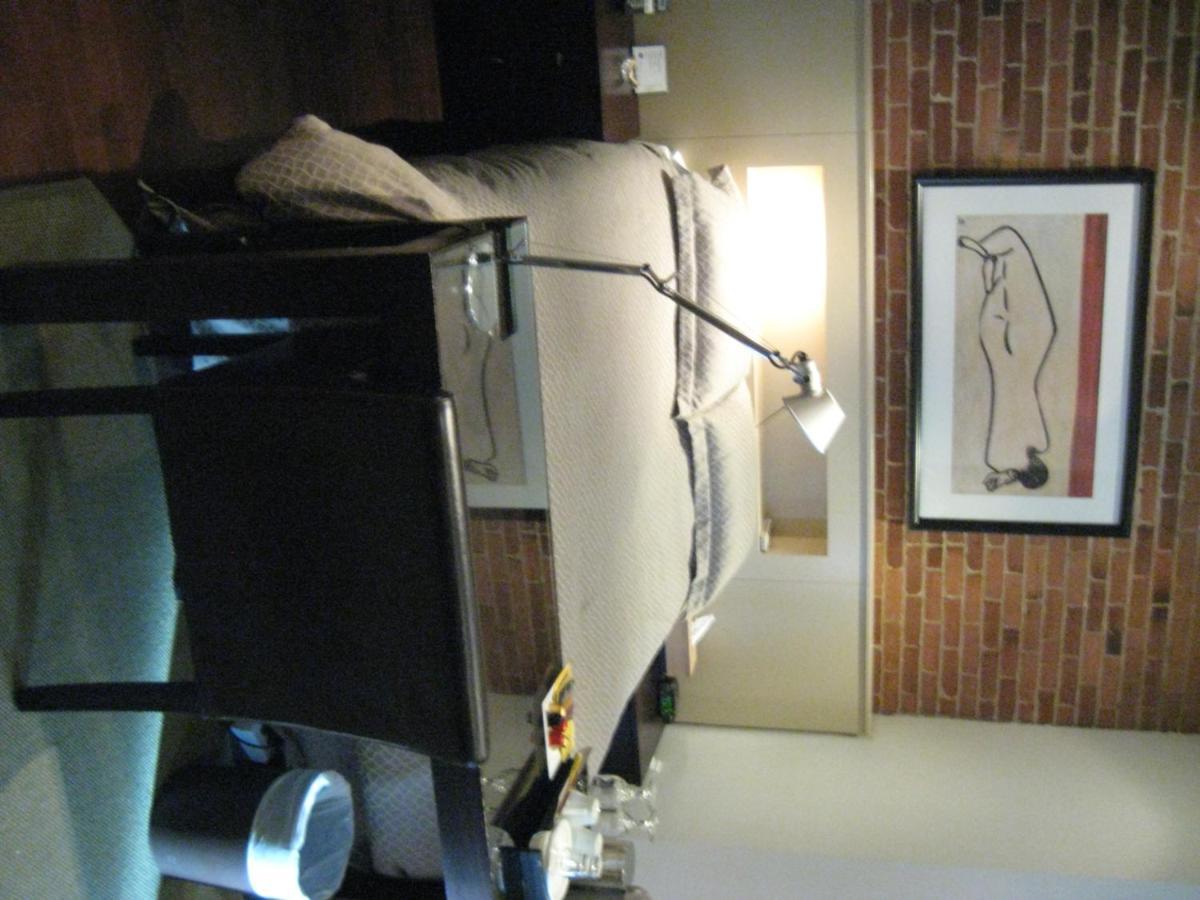 1595 Saint-Denis Hotel มอนทรีอัล ภายนอก รูปภาพ