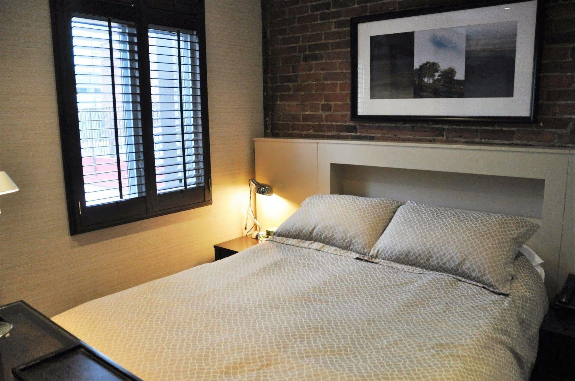 1595 Saint-Denis Hotel มอนทรีอัล ภายนอก รูปภาพ