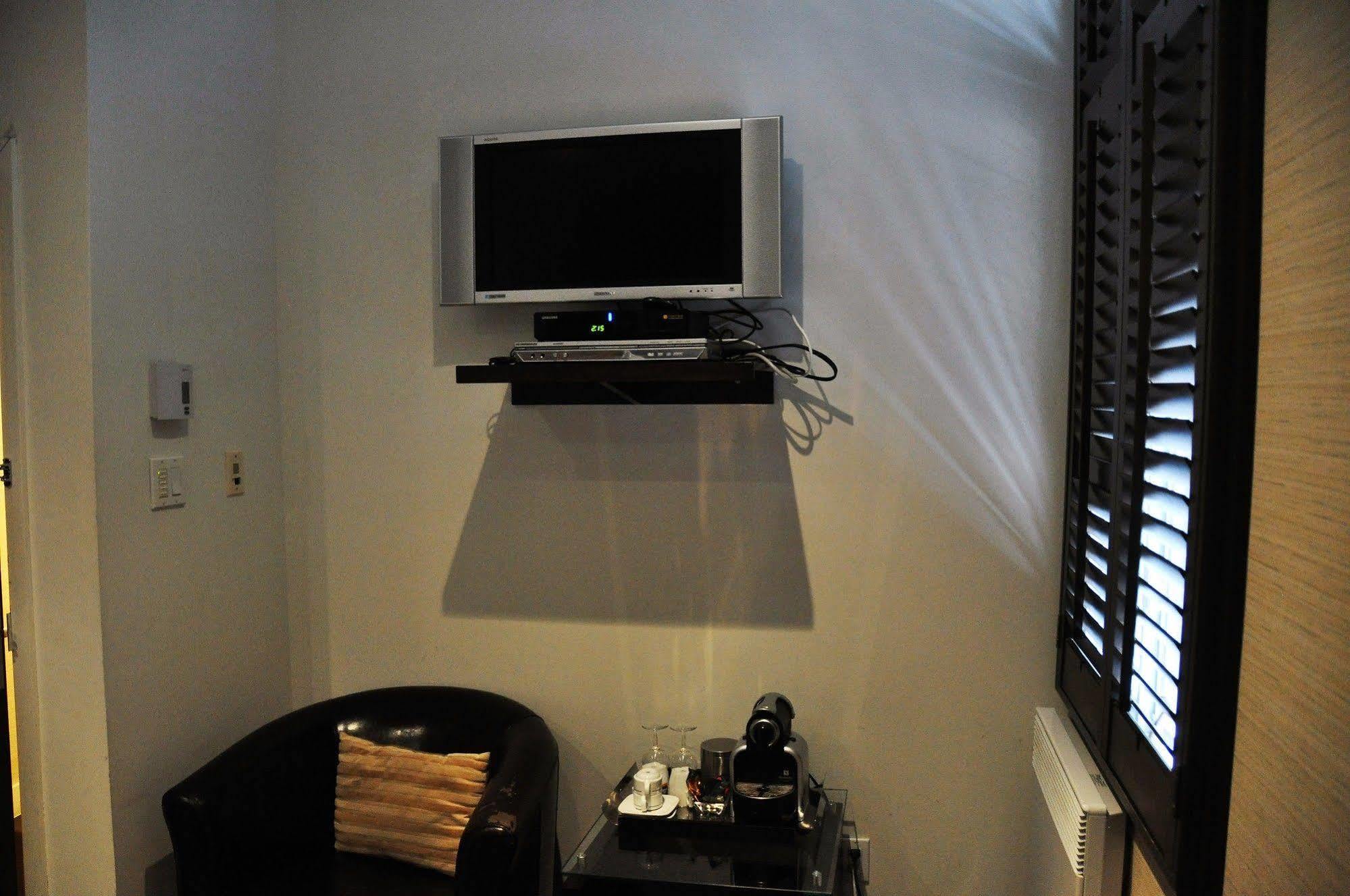 1595 Saint-Denis Hotel มอนทรีอัล ภายนอก รูปภาพ